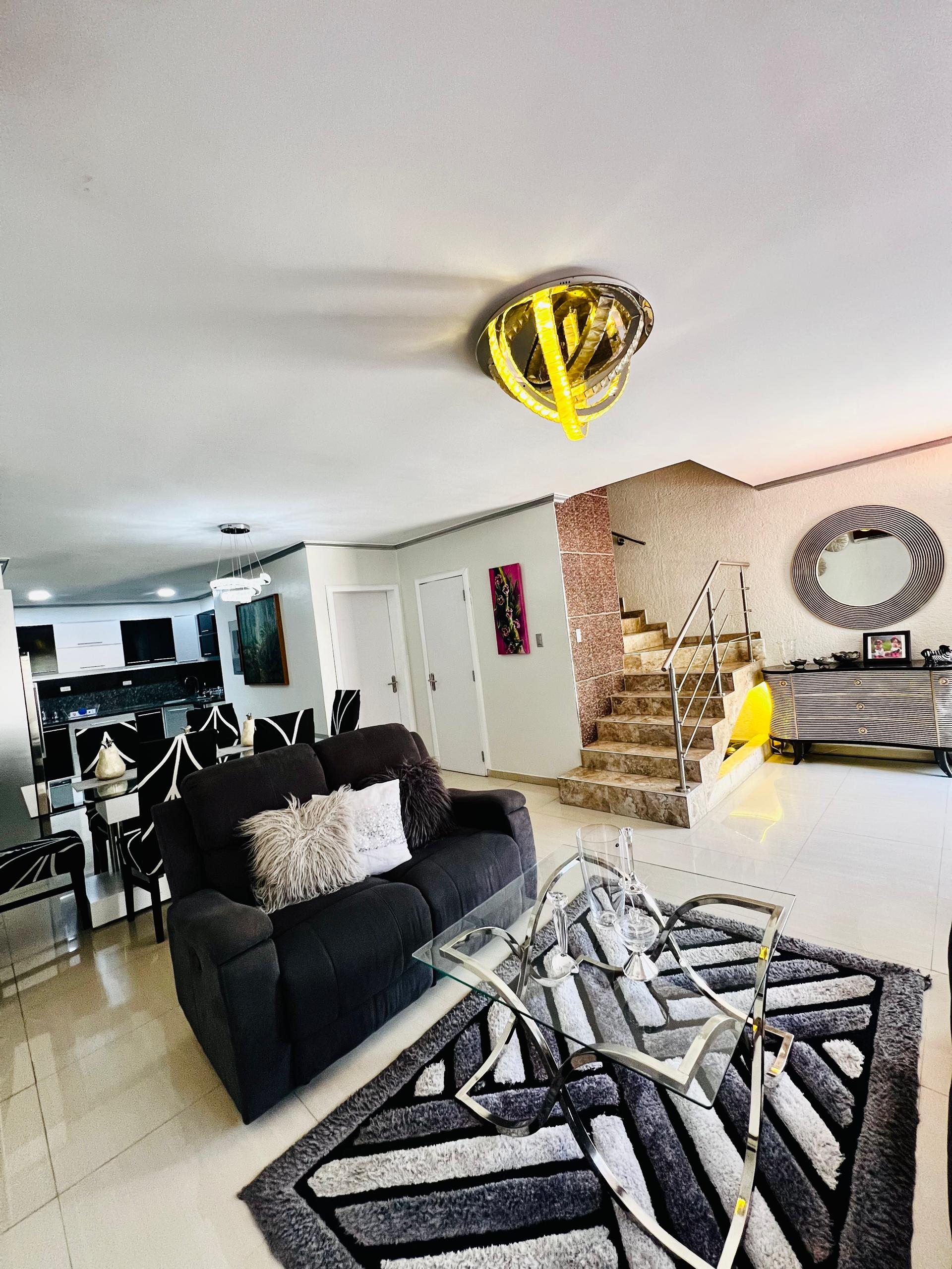 Townhouse en Venta Av. Centurión Nueva Barcelona