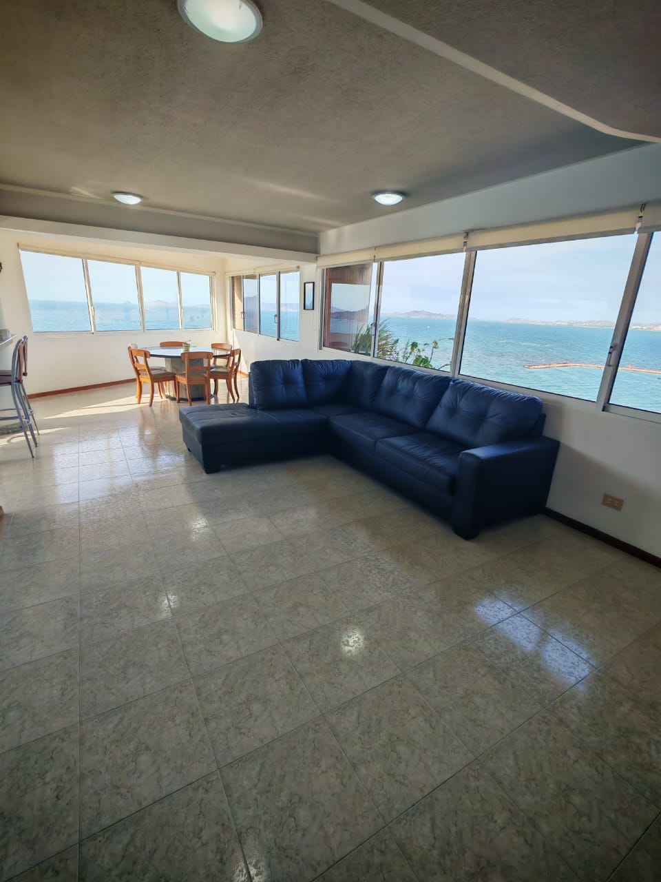 Apartamento con vista al mar y salida a la playa Resd. Alborada Lechería